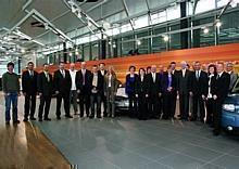 Dr. Werner Widuckel, Personalvorstand der Audi AG, zeichnete zusammen mit Klaus Mittermaier, Betriebsratssprecher der Bewertungskommission, und Albrecht Reimold, Werkleiter Necharsulm, die kreativsten Audi-Ideeneinreicher aus. Foto: Auto-Reporter/Audi